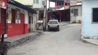 Homem é assassinado à queima-roupa por dupla em beco de Manaus