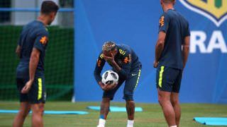 Após sentir joelho esquerdo, Neymar fica fora de treino da seleção