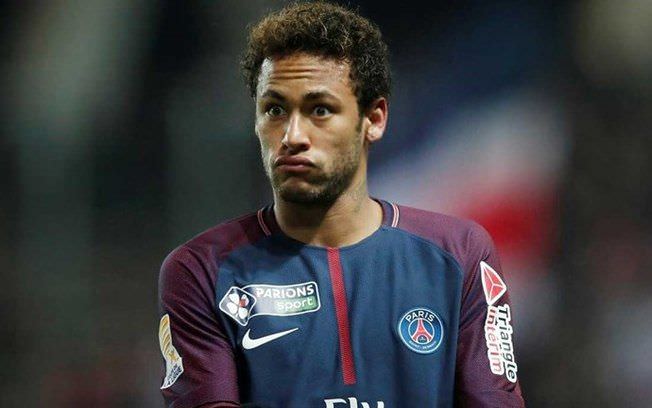 Após ser cortado da seleção, Neymar divulga foto do tornozelo inchado