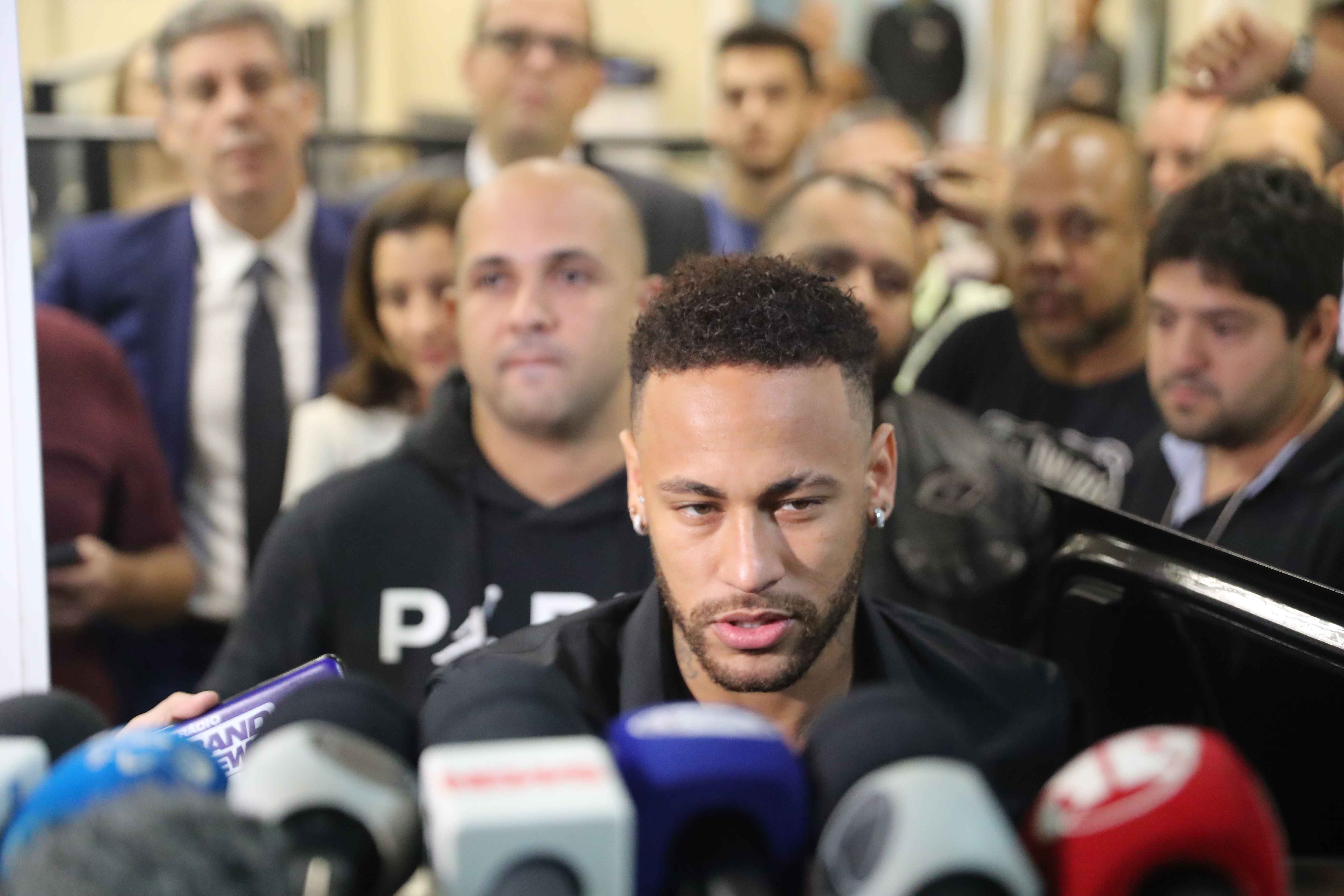 Caso Neymar: Laudo descarta lesão nas partes íntimas de modelo