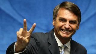 Em live, Bolsonaro mostra bijuteria e volta a exaltar o nióbio