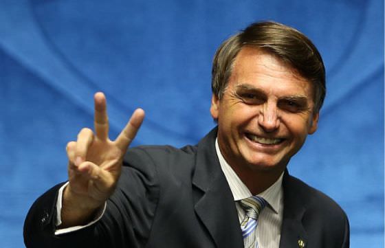 Em live, Bolsonaro mostra bijuteria e volta a exaltar o nióbio