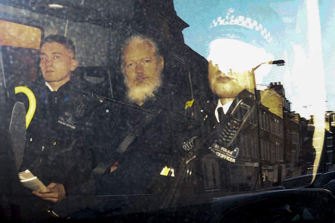 Governo britânico assina pedido de extradição de Julian Assange