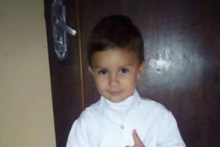 Morre menino de três anos que teve o braço arrancado por centrífuga