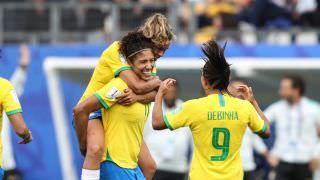 Marta estreia com gol, mas Brasil leva virada da Austrália