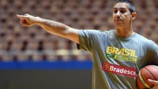 Técnico da seleção feminina de basquete quer resgatar 'fome por vitórias'