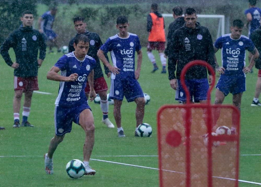 Adversário do Brasil, Paraguai tem treino descontraído após classificação