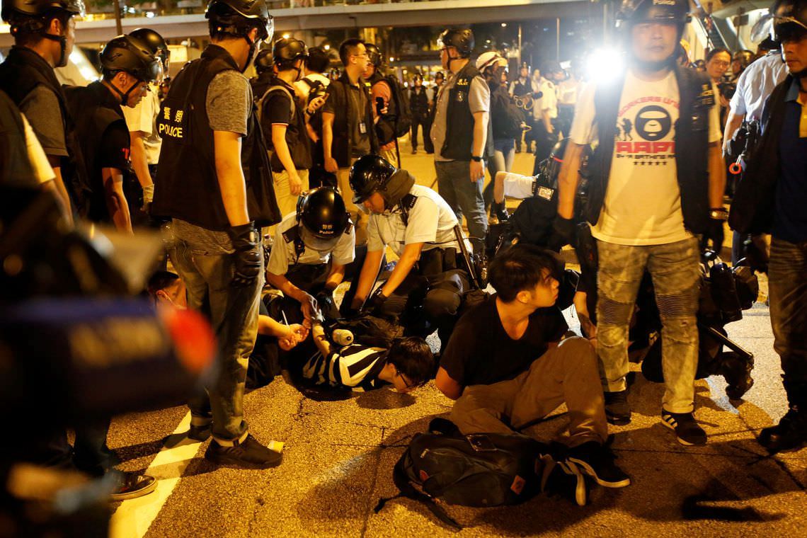 Milhares de pessoas protestam em Hong Kong contra projeto de lei