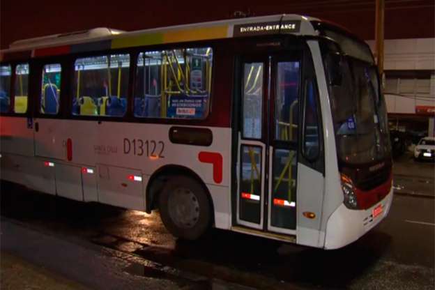Mulher morre após policiais militares reagirem a assalto em ônibus