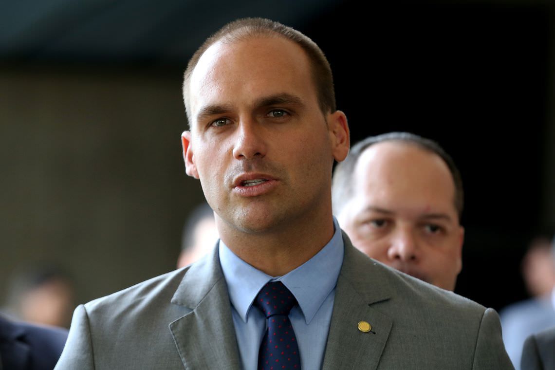 Projeto apoiado por Eduardo Bolsonaro 'libera' canabidiol