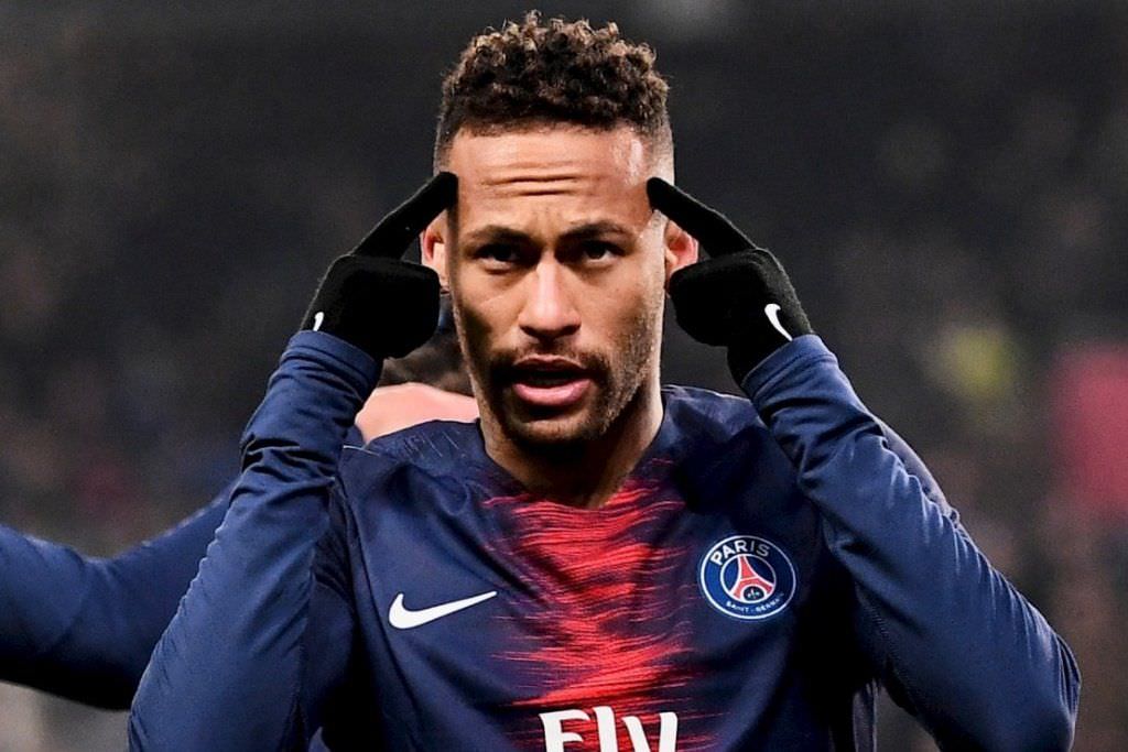 Cortado após lesão, Neymar visita seleção brasileira em São Paulo