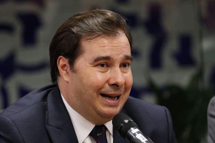 Bolsonaro precisa avaliar se Eduardo tem condições de assumir, diz Maia