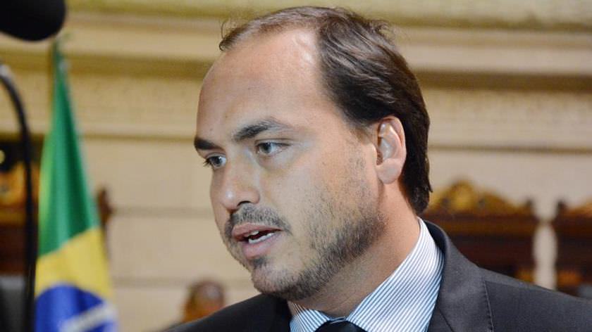 No Twitter, Carlos Bolsonaro chama Moro de “cão velho” e “porco faminto”