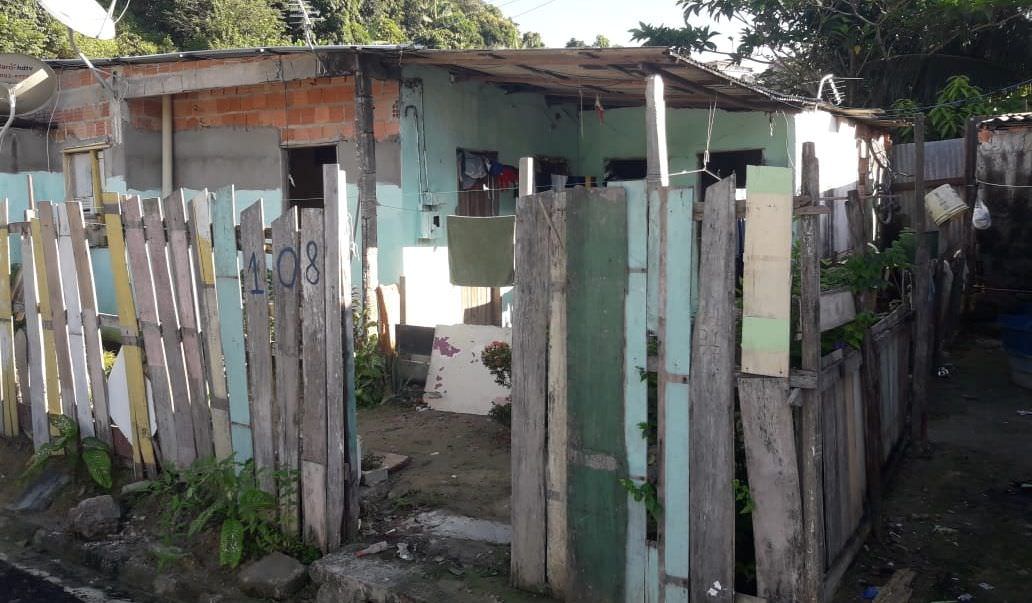 Suspeito de tráfico agoniza até a morte após levar facada no pescoço, em Manaus