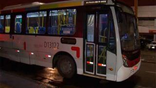 Mulher morre após policiais militares reagirem a assalto em ônibus