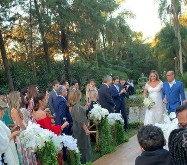 Ex de Neymar, Carol Dantas se casa com empresário, em São Paulo