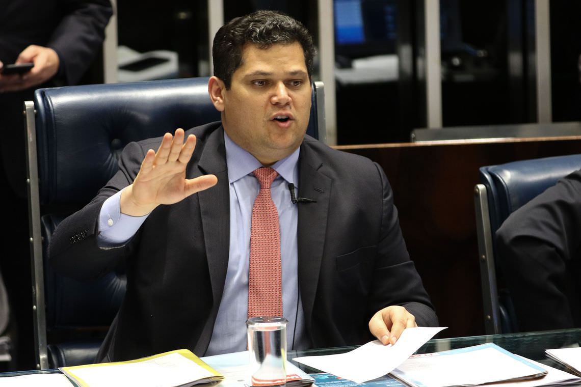 Alcolumbre dá recado a Bolsonaro e devolve MP sobre escolha de reitores