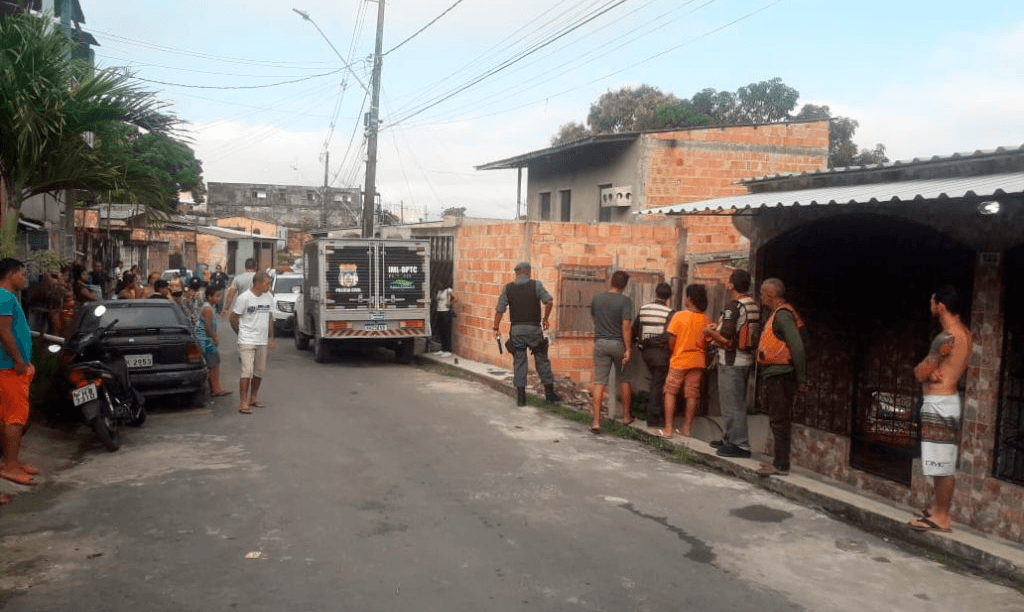 Bandidos invadem casa e executam homem com 6 tiros, em Manaus