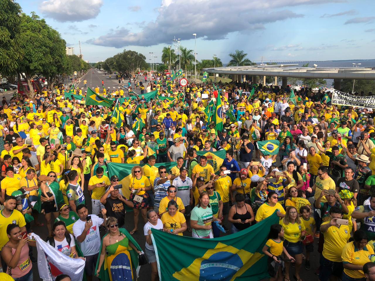 Movimentos pró-governo levam mais de 1 mil pessoas em Manaus