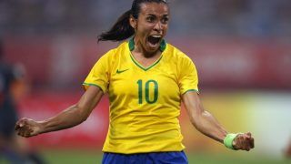 Marta treina com bola e aumenta suas chances de enfrentar a Austrália