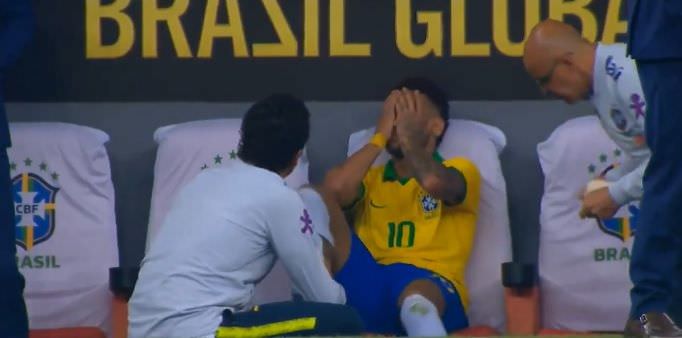 Que fase! Neymar é desconvocado da Seleção Brasileira após sofrer lesão