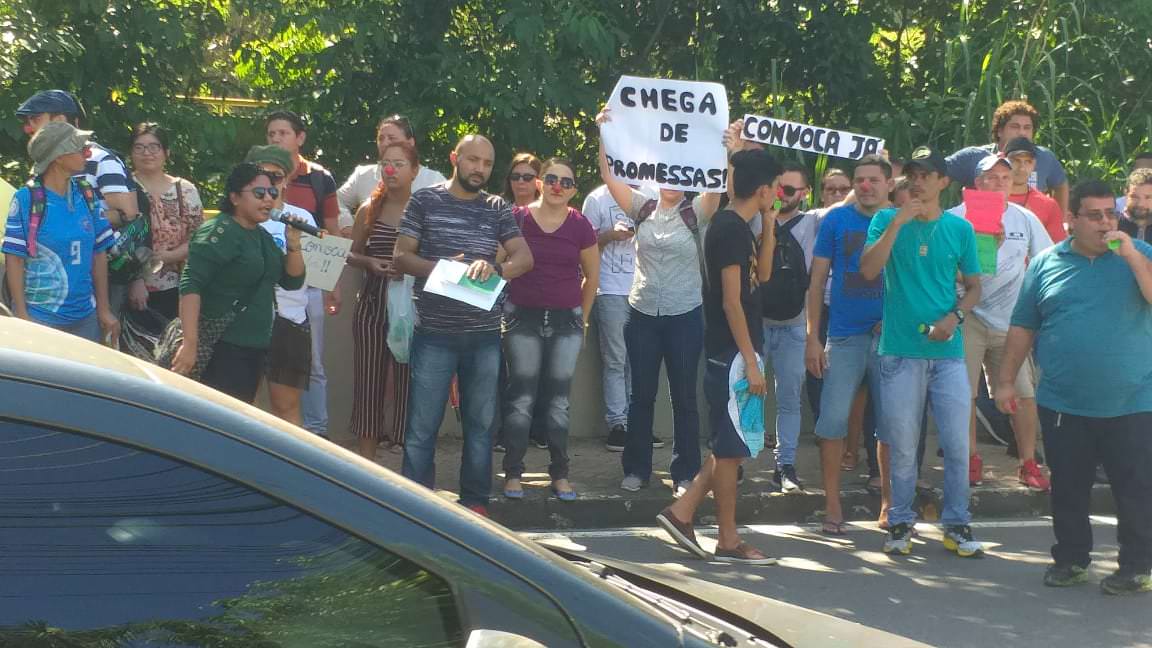 Aprovados da Seduc 2018 protestam em frente à Casa Civil (sede do Governo) cobrando a convocação imediata