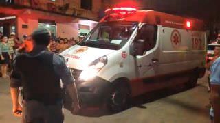 Carro invade casa e deixa pessoas gravemente feridas, no São Jorge