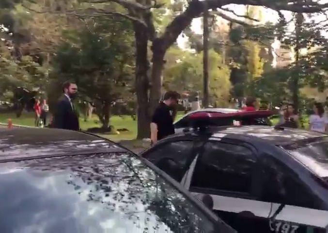 Advogado chama policiais de 'cambada de cachorros' e acaba preso