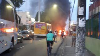 Moradores reclamam de casas alagadas e voltam a fechar rua em protesto