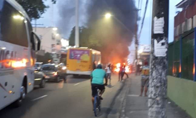 Moradores reclamam de casas alagadas e voltam a fechar rua em protesto