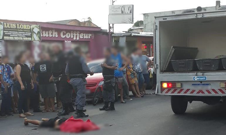 Homem cai de bicicleta e é esmagado por caminhão de lixo, em Manaus