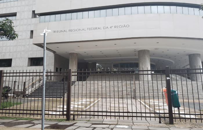 Desembargador manda delegado da PF entregar arma e distintivo