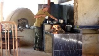Preço do gás e desemprego elevam uso da lenha para cozinhar