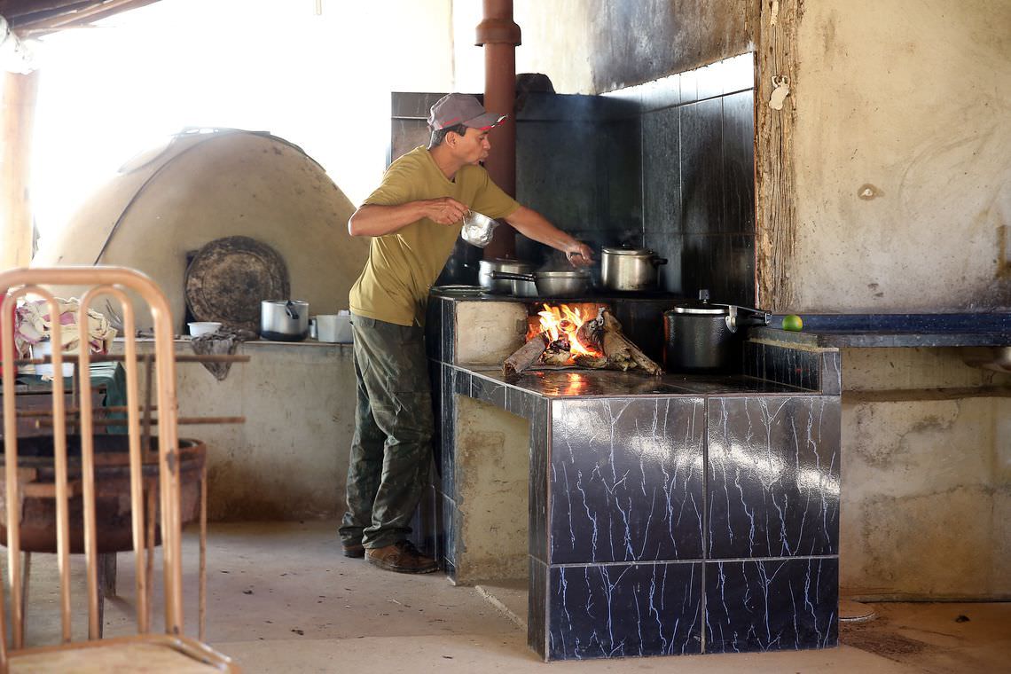 Preço do gás e desemprego elevam uso da lenha para cozinhar