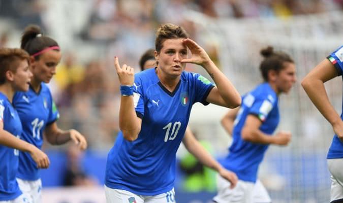 Itália atropela a Jamaica, se classifica às oitavas e pressiona o Brasil