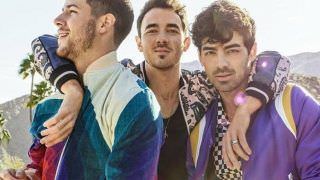 Após dez anos, Jonas Brothers lançam novo disco