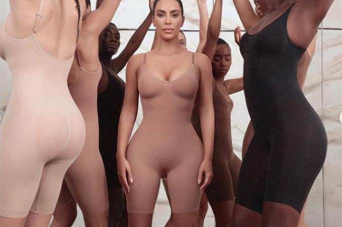 Kim Kardashian é criticada após anunciar marca com o nome Kimono