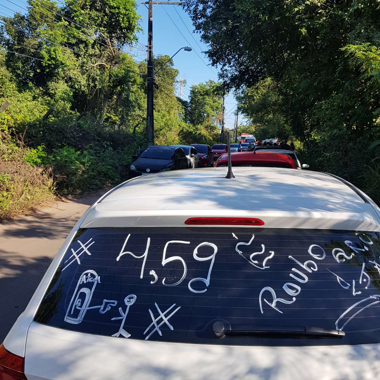 Motoristas de aplicativos fecham a Estrada do Marapatá, em Manaus