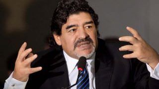 Maradona é internado em Buenos Aires e passa por cirurgia