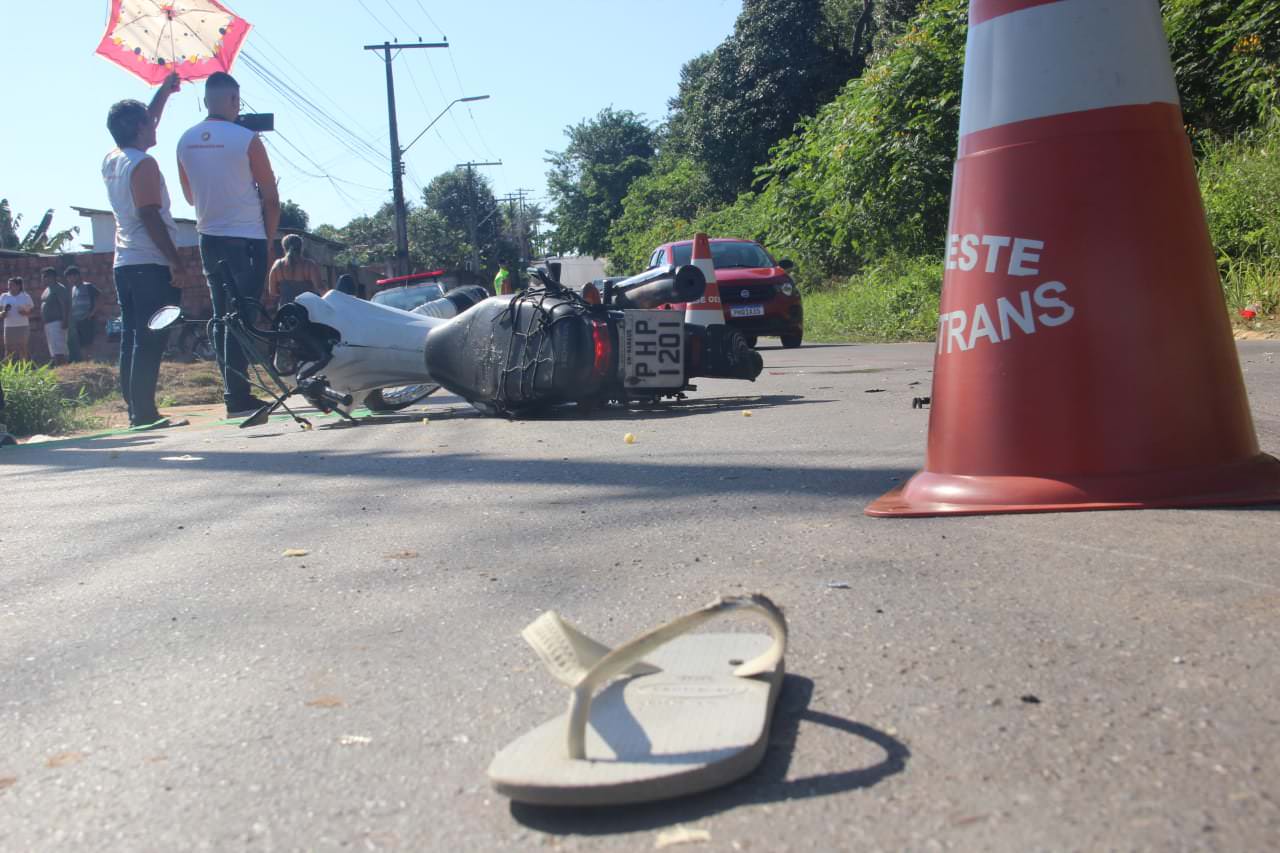 Acidente envolvendo carro e moto deixa duas pessoas feridas