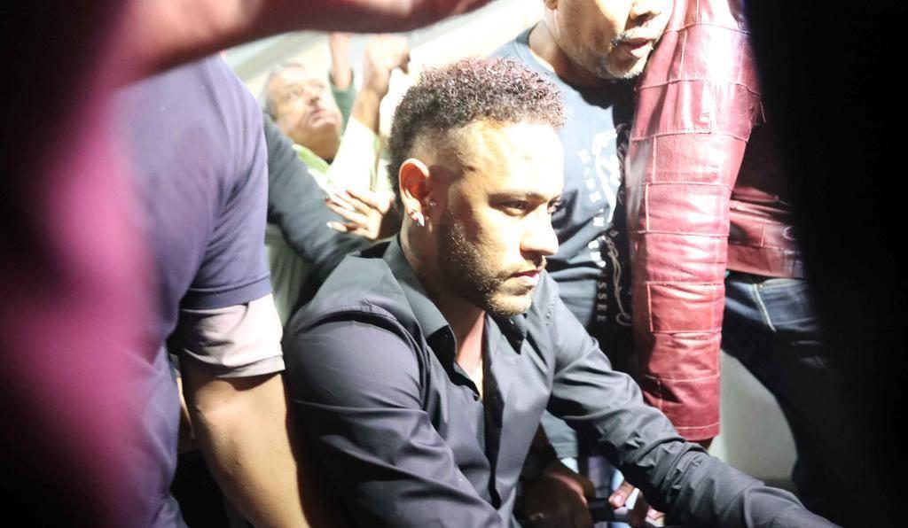Neymar chega para prestar depoimento no Rio de Janeiro