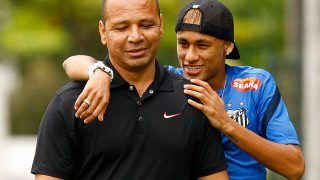 Pai de Neymar arranca câmera de fotógrafo em aeroporto, diz agência
