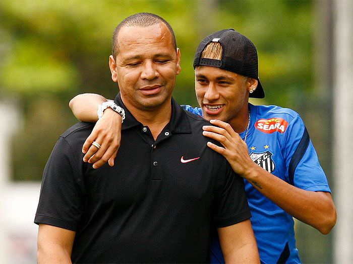 Pai de Neymar arranca câmera de fotógrafo em aeroporto, diz agência