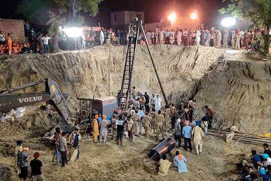 Menino de 2 anos morre após cair em poço de 33 metros na Índia