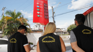 Postos são autuados para que repassem redução da Petrobras à gasolina