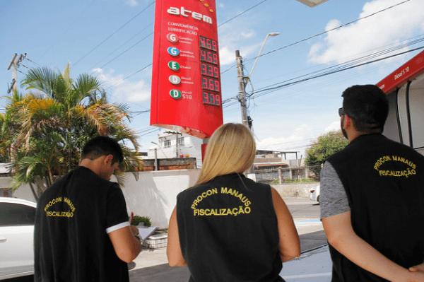 Postos são autuados para que repassem redução da Petrobras à gasolina