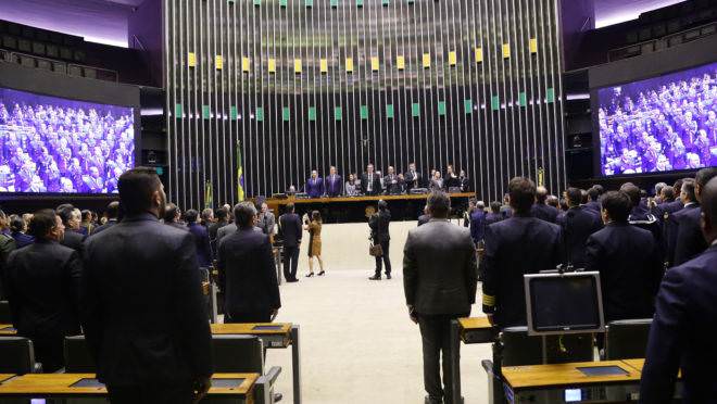 Mais de 200 parlamentares lançam frente pela redução da maioridade penal
