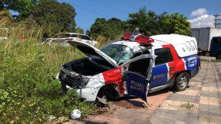 Viatura da PM colide com caminhão e policias ficam feridos, em Manaus