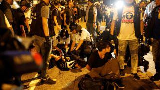 Milhares de pessoas protestam em Hong Kong contra projeto de lei