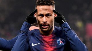 Cortado após lesão, Neymar visita seleção brasileira em São Paulo